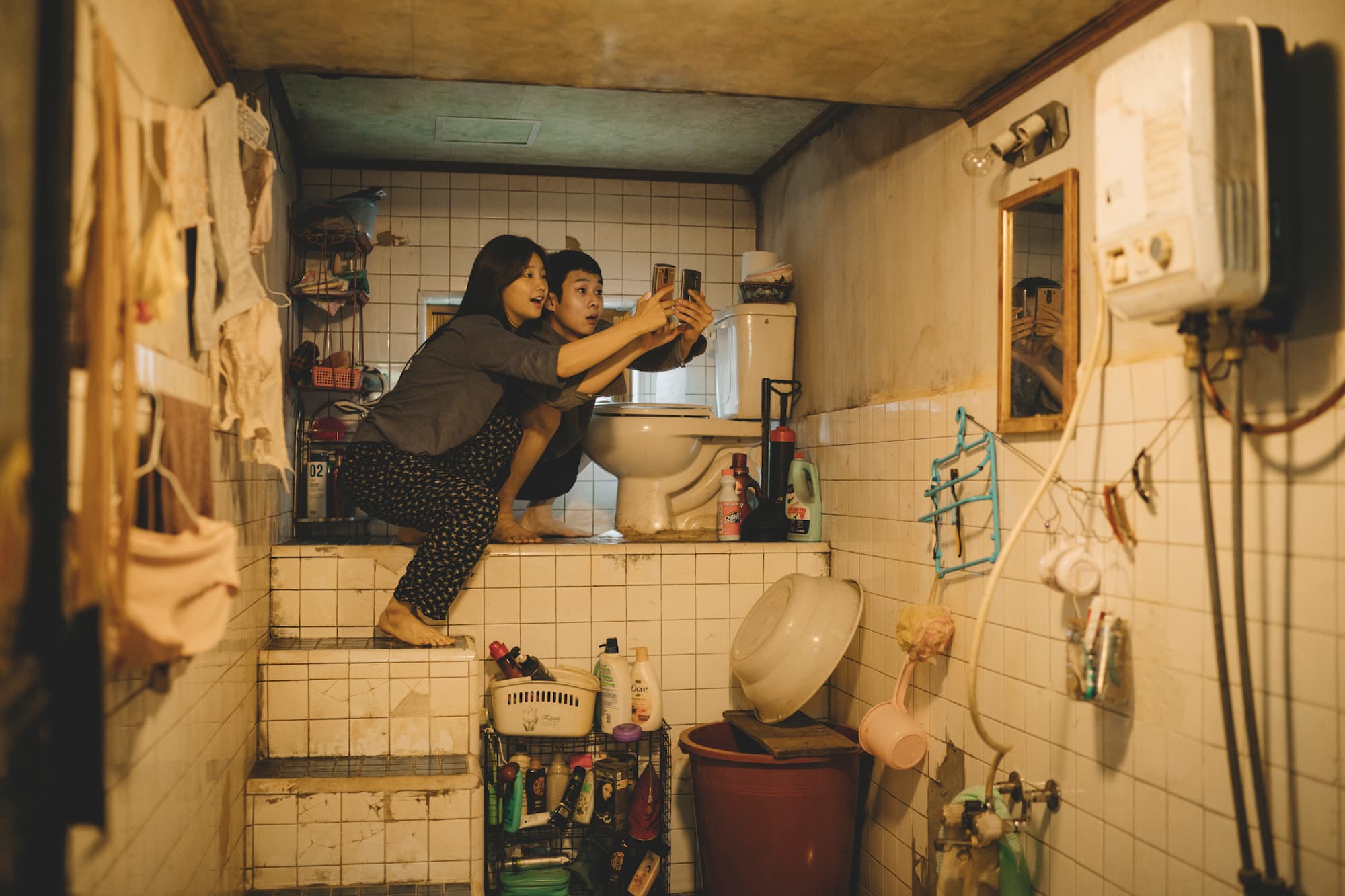 due ragazzi in bagno cercano connessione internet nel film Parasite