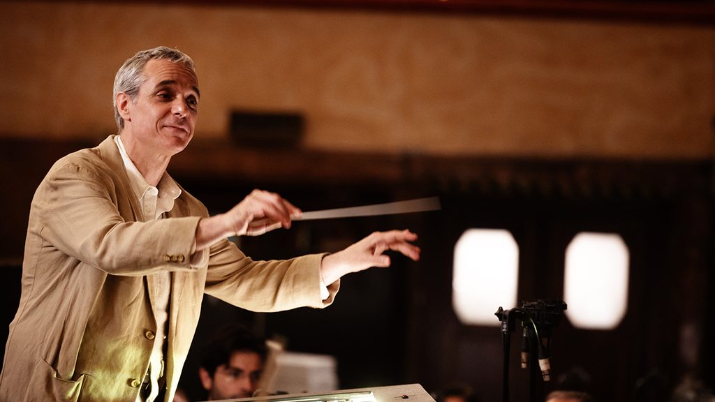 Ovidio dirige l'orchestra ne Il Dio dell'amore