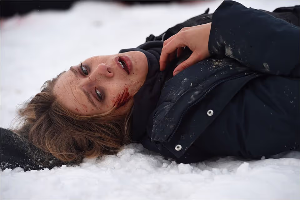una ragazza distesa nella neve priva di vita